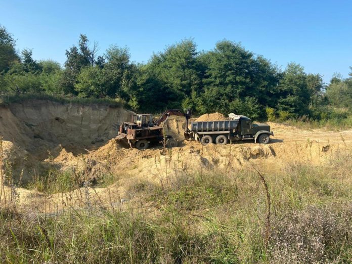 На Яворівщині затримали чоловіка, що незаконно вивозив пісок з місцевого кар’єру На Яворівщині затримали чоловіка, що незаконно вивозив пісок з місцевого кар’єру
