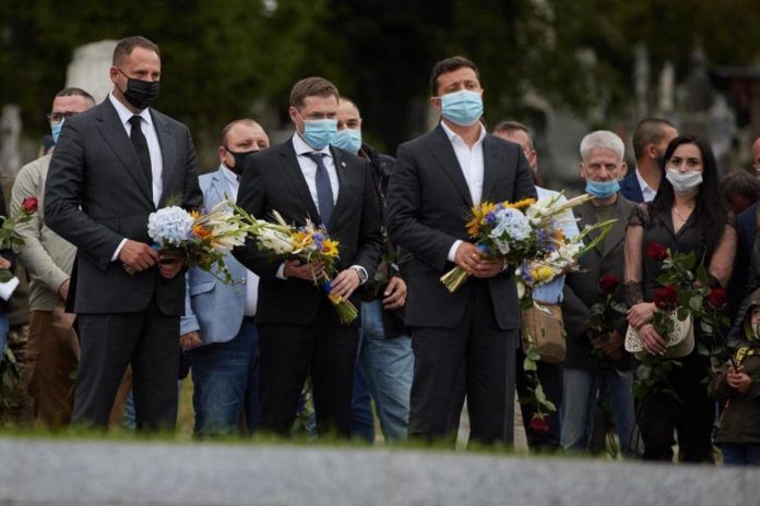 Зеленський вшанував героїв Львівщини (фото) Зеленський вшанував героїв Львівщини (фото)