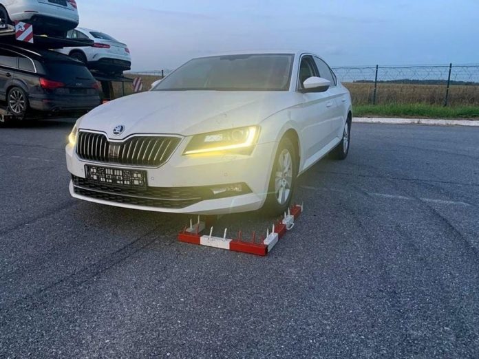 Автівку, яку розшукував Інтерпол, вилучили на кордоні України з Польщею Автівку, яку розшукував Інтерпол, вилучили на кордоні України з Польщею