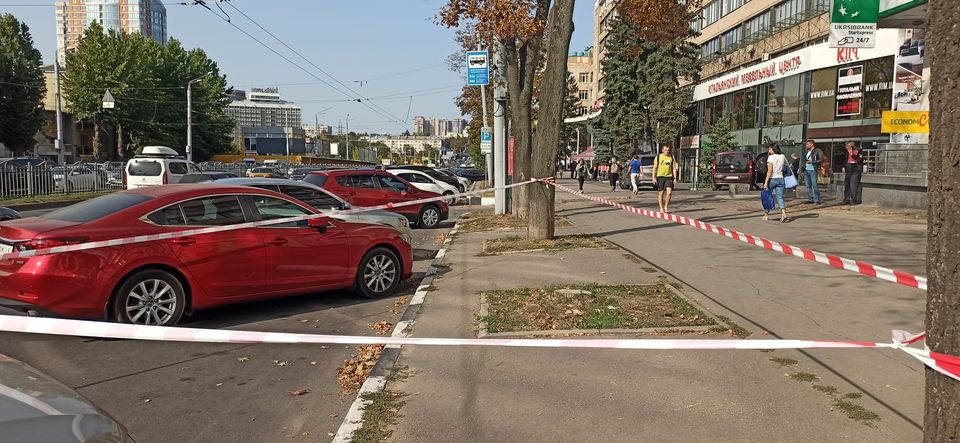 У центрі Харкова напали на жінку та викрали її авто