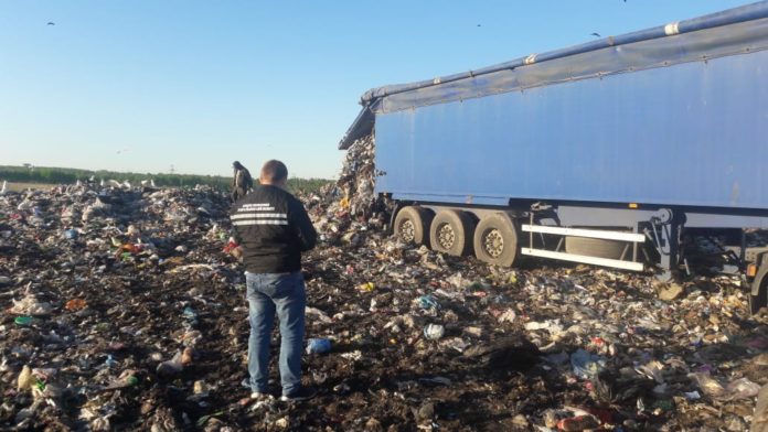 На Жидачівщині троє мешканців незаконно створили сміттєзвалище просто неба На Жидачівщині троє мешканців незаконно створили сміттєзвалище просто неба