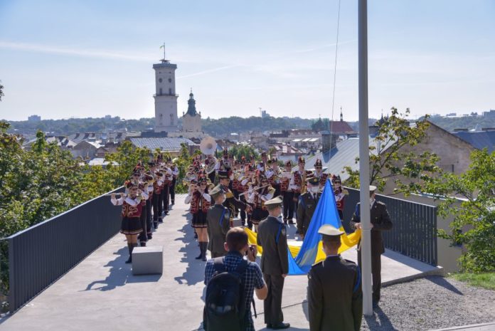 На Меморіалі Героїв Небесної Сотні курсанти Ліцею Героїв Крут урочисто підняли національний стяг На Меморіалі Героїв Небесної Сотні курсанти Ліцею Героїв Крут урочисто підняли національний стяг