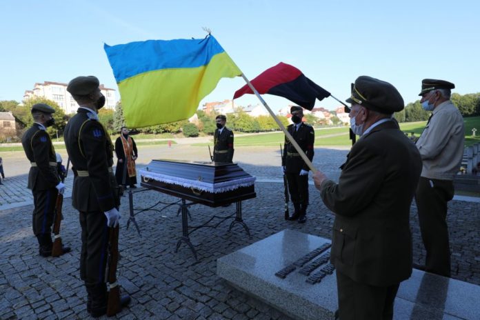 У Львові поховали учасника бойових дій УПА Василя Романіва У Львові поховали учасника бойових дій УПА Василя Романіва