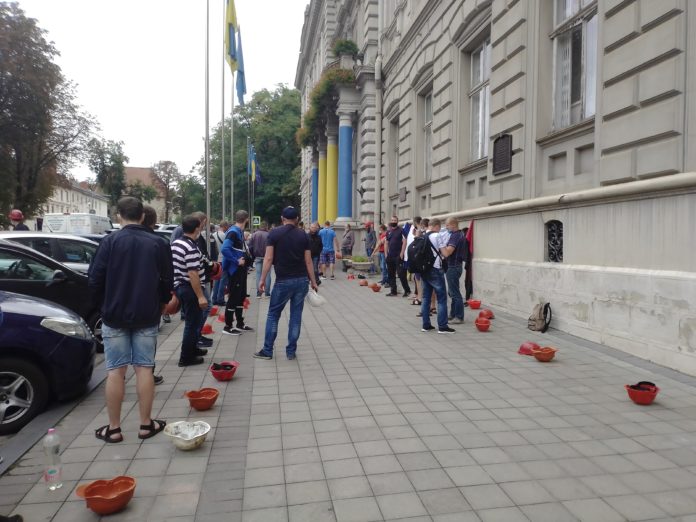 Сьогодні гірники під ЛОДА вимагали виплати заборгованості Сьогодні гірники під ЛОДА вимагали виплати заборгованості