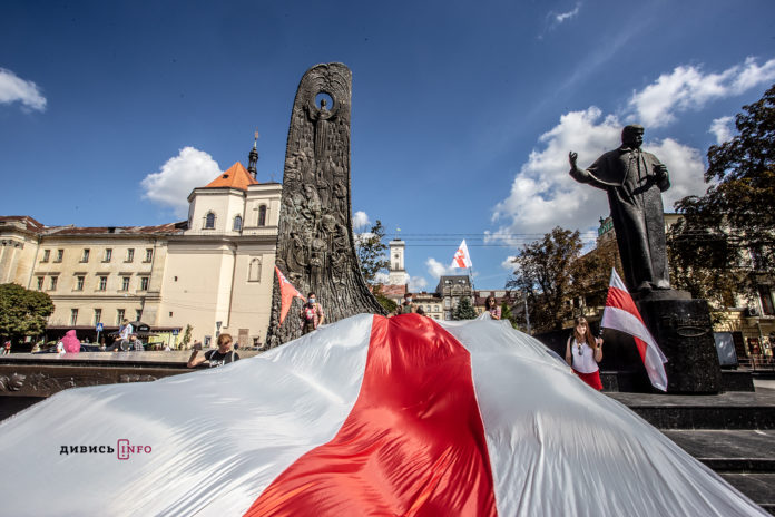 Львів’яни провели акцію солідарності до Дня білоруської військової слави (фоторепортаж) Львів’яни провели акцію солідарності до Дня білоруської військової слави (фоторепортаж)