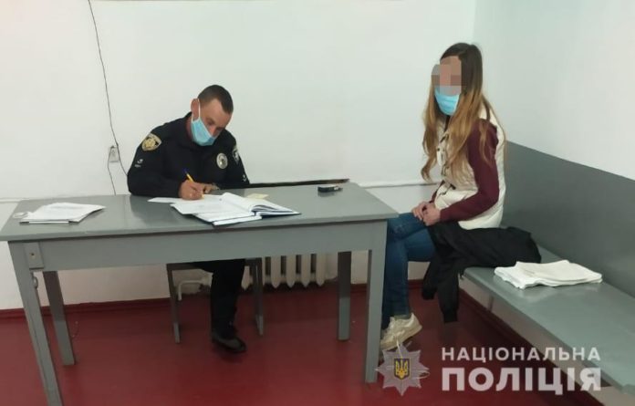 Поліцейські затримали зловмисницю, яка надала неправдиве повідомлення про замінування будинку в центрі Львова Поліцейські затримали зловмисницю, яка надала неправдиве повідомлення про замінування будинку в центрі Львова
