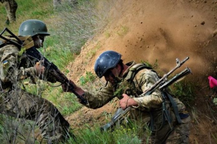 В зоні ООС на невідомому вибуховому пристрої підірвалися троє військовослужбовців В зоні ООС на невідомому вибуховому пристрої підірвалися троє військовослужбовців
