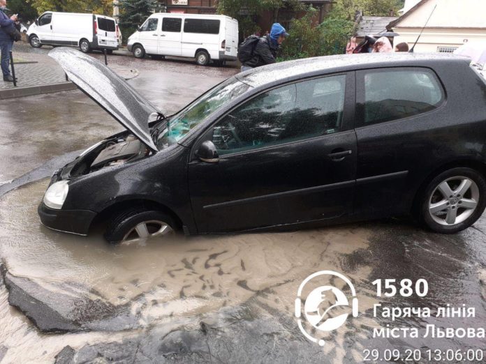 У Львові автомобіль провалився під асфальт У Львові автомобіль провалився під асфальт
