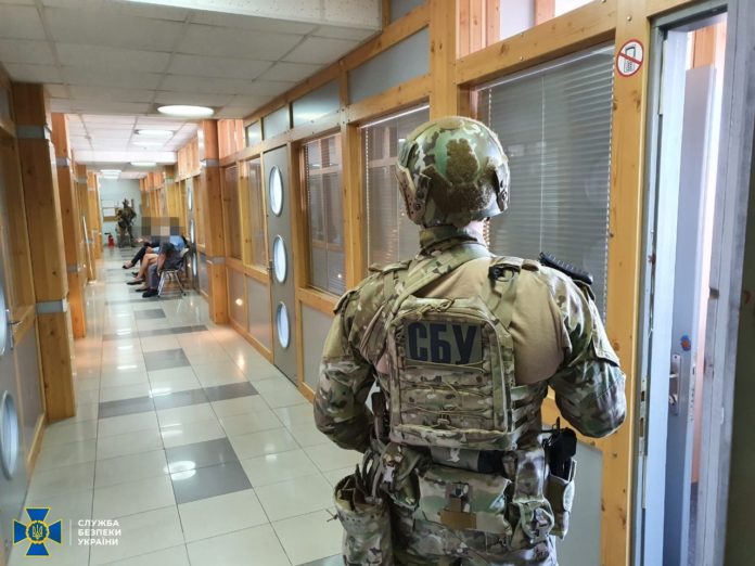На Поліській митниці викрили масштабну схему з розмитнення автомобілів (фото, відео) На Поліській митниці викрили масштабну схему з розмитнення автомобілів (фото, відео)