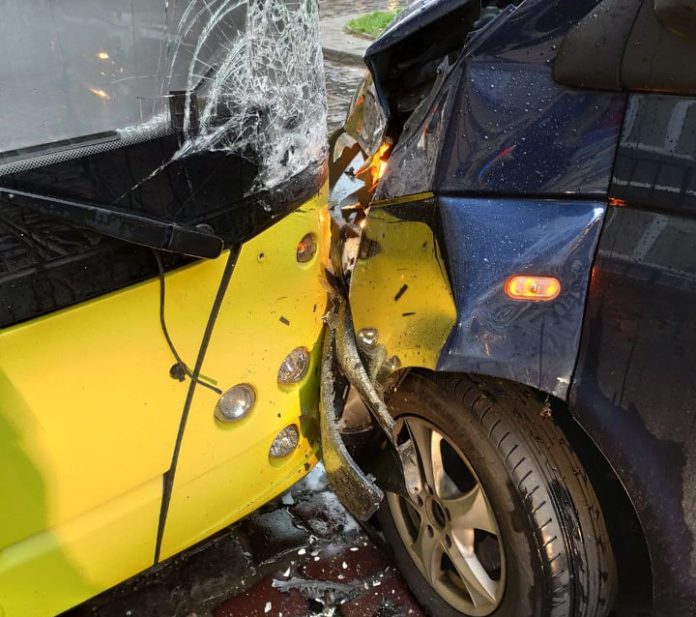 У Львові сталась ДТП з пасажирським автобусом, рух трамваїв призупинено У Львові сталась ДТП з пасажирським автобусом, рух трамваїв призупинено
