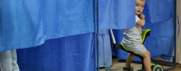 Українці мають останній день, щоб змінити місце голосування на місцевих виборах Українці мають останній день, щоб змінити місце голосування на місцевих виборах