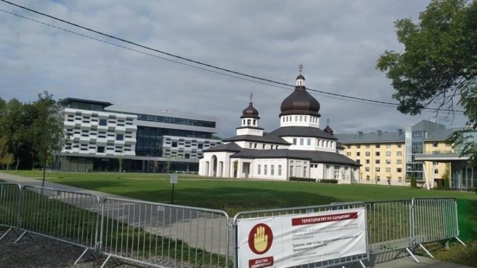 УКУ закриває для сторонніх територію студмістечка у Львові, щоб убезпечити студентів від Covid-19 УКУ закриває для сторонніх територію студмістечка у Львові, щоб убезпечити студентів від Covid-19