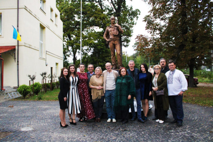 У Брюховичах вже вдруге перенесли відкриття пам’ятника Володимиру Івасюку У Брюховичах вже вдруге перенесли відкриття пам’ятника Володимиру Івасюку