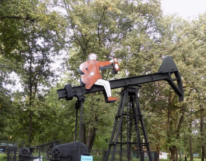 У Бориславі на нафтові вишки «посадили» підприємця і науковця (фото) У Бориславі на нафтові вишки «посадили» підприємця і науковця (фото)