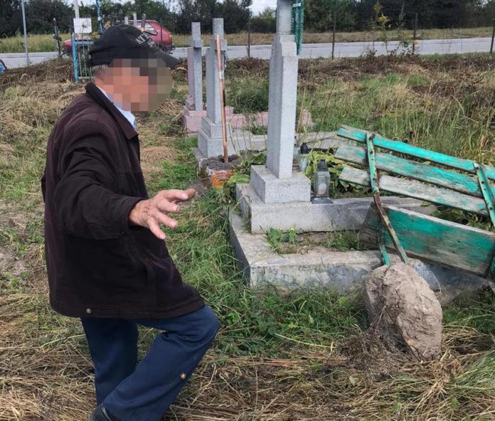 На Львівщині за наругу над могилою на 73-річного чоловіка відкрили кримінал На Львівщині за наругу над могилою на 73-річного чоловіка відкрили кримінал