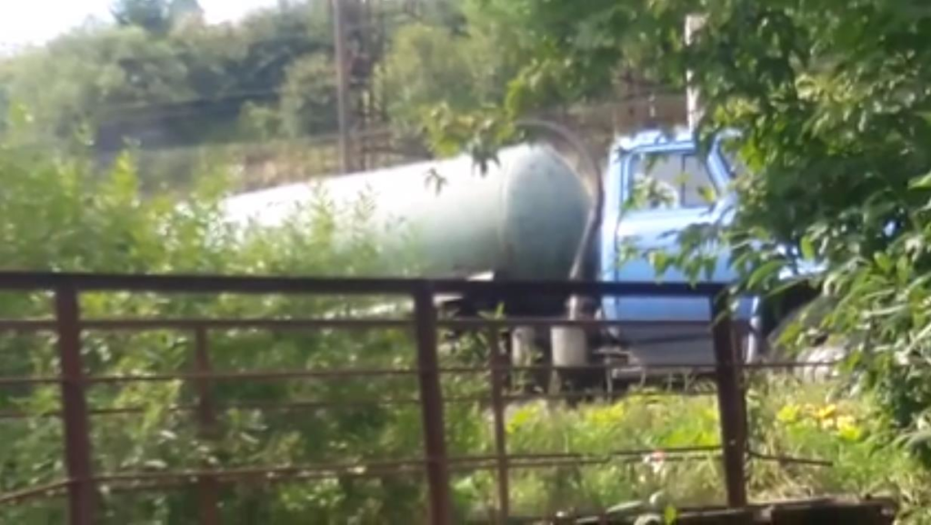 На Львівщині машина Укрзалізниці зливала нечистоти у річку (відео) - 1