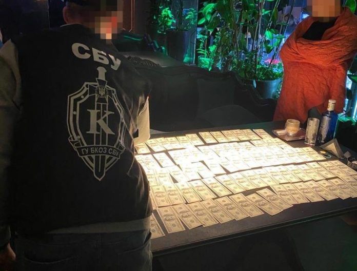 У Києві чиновника взяли на хабарі в 200 тисяч доларів У Києві чиновника взяли на хабарі в 200 тисяч доларів