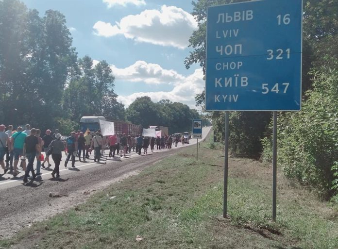 Шахтарі не припиняють протести: понад сотня гірників вирушила на Львів (фото) Шахтарі не припиняють протести: понад сотня гірників вирушила на Львів (фото)