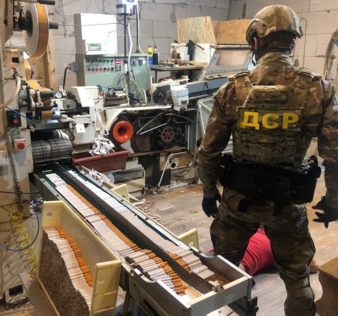 Мешканець Львівщини організував масштабне підпільне виробництво цигарок Мешканець Львівщини організував масштабне підпільне виробництво цигарок