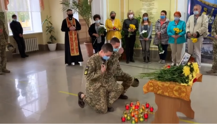 У львівському ліцеї імені Героїв Крут попрощалися із загиблим курсантом (відео) У львівському ліцеї імені Героїв Крут попрощалися із загиблим курсантом (відео)