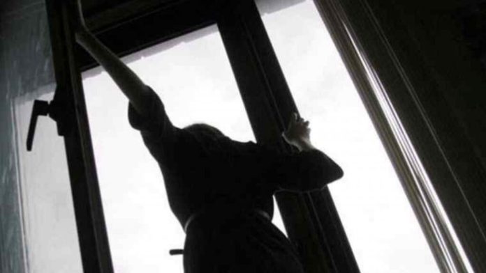 На Сихові 9-річна дитина випала з вікна квартири на дев’ятому поверсі На Сихові 9-річна дитина випала з вікна квартири на дев’ятому поверсі