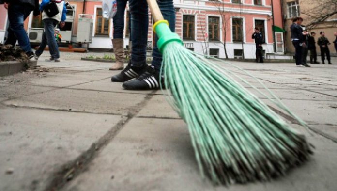 Таксисту, який розпилив газовий балончик в очі дівчині, загрожують виправні роботи Таксисту, який розпилив газовий балончик в очі дівчині, загрожують виправні роботи
