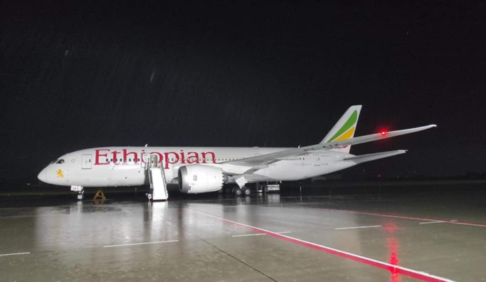 У львівському аеропорті вперше в історії приземлився літак 787 Dreamliner У львівському аеропорті вперше в історії приземлився літак 787 Dreamliner