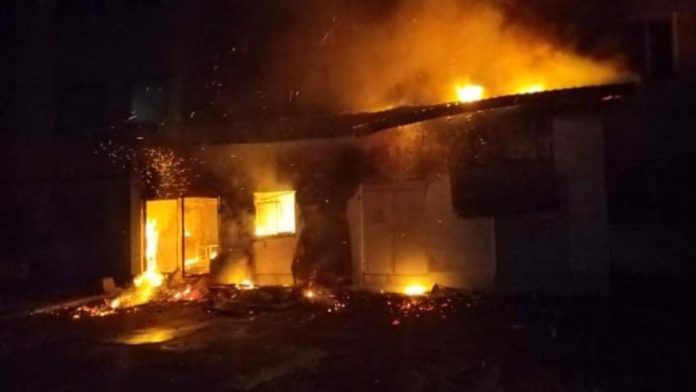 У Львові 25 пожежників гасили пожежу у виробничій будівлі У Львові 25 пожежників гасили пожежу у виробничій будівлі