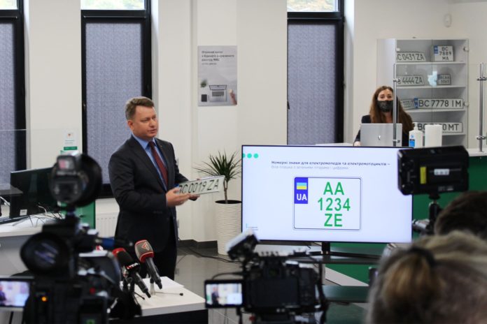 Сервісні центри МВС розпочали видачу зелених номерів (фото) Сервісні центри МВС розпочали видачу зелених номерів (фото)