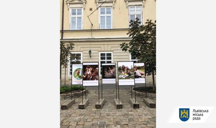 На площі Ринок відкрили фотовиставку про життя родин, в яких є діти з інвалідністю На площі Ринок відкрили фотовиставку про життя родин, в яких є діти з інвалідністю