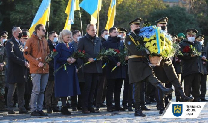 У Львові вшанували загиблих Героїв України, які поховані на Личаківському кладовищі У Львові вшанували загиблих Героїв України, які поховані на Личаківському кладовищі