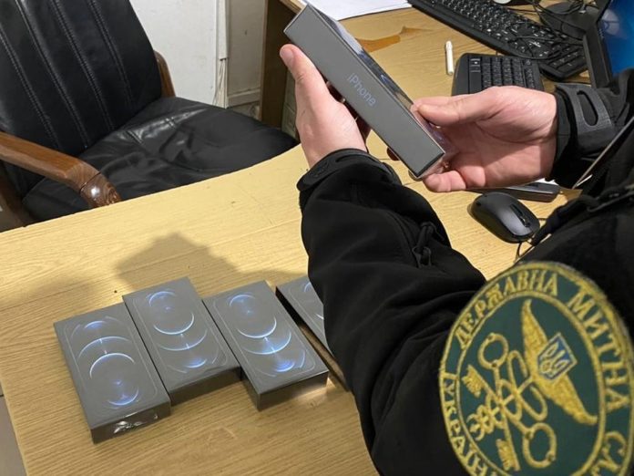 Галицькі митники конфіскували п’ять смартфонів iPhone 12 Pro Галицькі митники конфіскували п’ять смартфонів iPhone 12 Pro