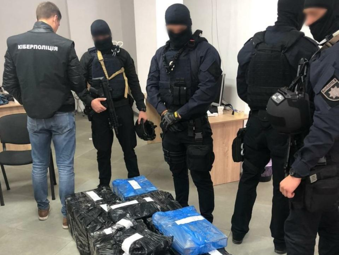У Сумах викрили шахрайський call-центр, який вивів із рахунків іноземців мільйони У Сумах викрили шахрайський call-центр, який вивів із рахунків іноземців мільйони