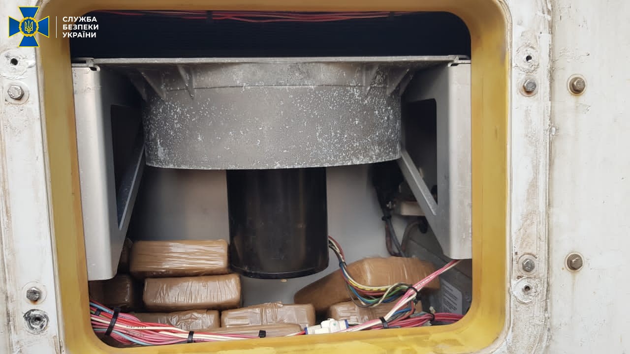 В одеському порту в контейнері поміж бананами знайшли 50 кілограмів кокаїну (відео)