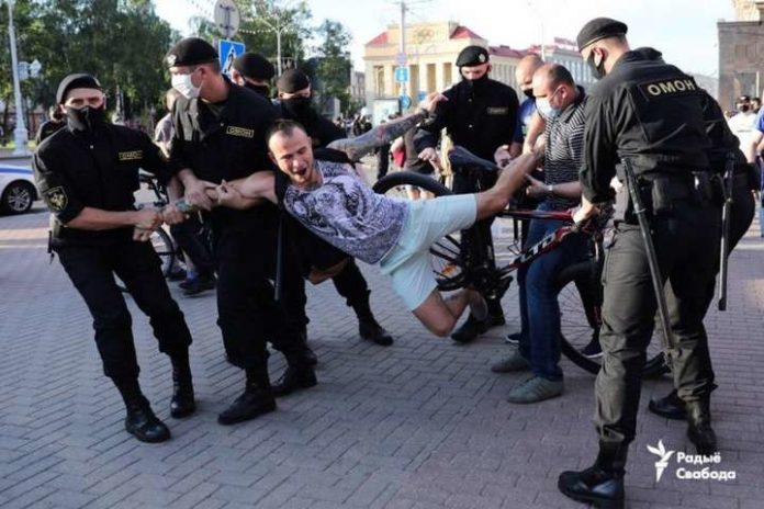 У Білорусі за минулу добу затримали більше 700 людей У Білорусі за минулу добу затримали більше 700 людей