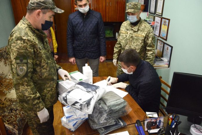 У Львові слідчому ізолятору передали засоби захисту й експрес-тести У Львові слідчому ізолятору передали засоби захисту й експрес-тести
