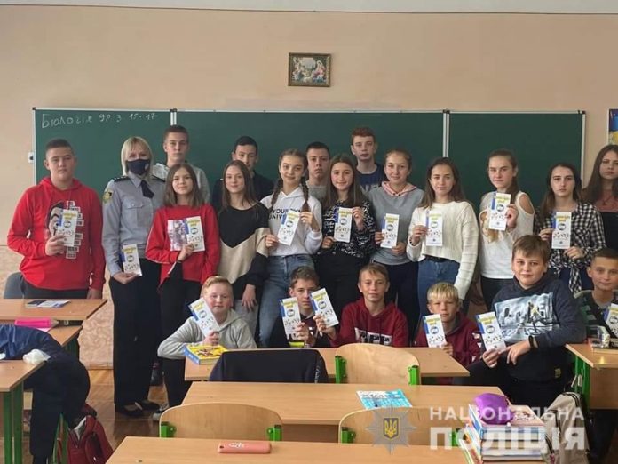 На Львівщині поліцейські поговорили з дітьми про булінг На Львівщині поліцейські поговорили з дітьми про булінг