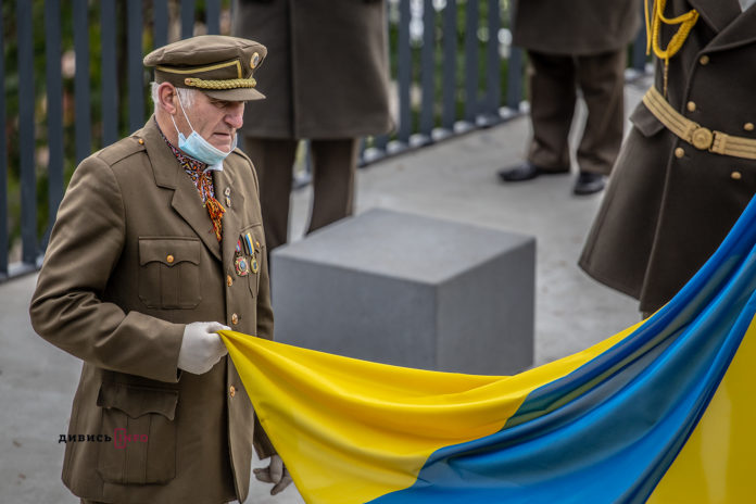 На Меморіалі Героїв Небесної Сотні у Львові ветерани УПА підняли Державний прапор (фото) На Меморіалі Героїв Небесної Сотні у Львові ветерани УПА підняли Державний прапор (фото)