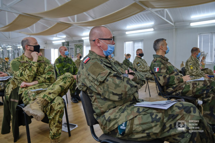 Делегація військових аташе прибула в зону ООС Делегація військових аташе прибула в зону ООС