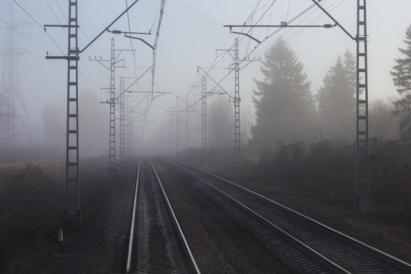 Железная-дорога-РЖД-поезд-туман-лес-600x400