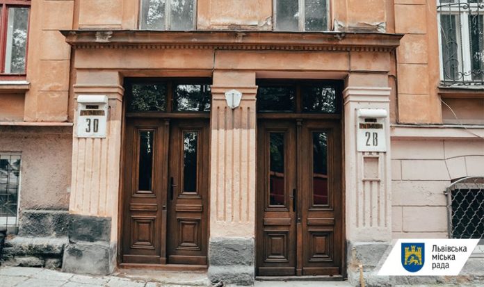 У Львові біля Франкової бібліотеки відновили браму У Львові біля Франкової бібліотеки відновили браму