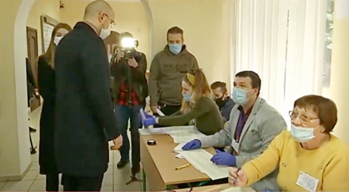 Прем’єр міністр проголосував у Львові Прем’єр міністр проголосував у Львові
