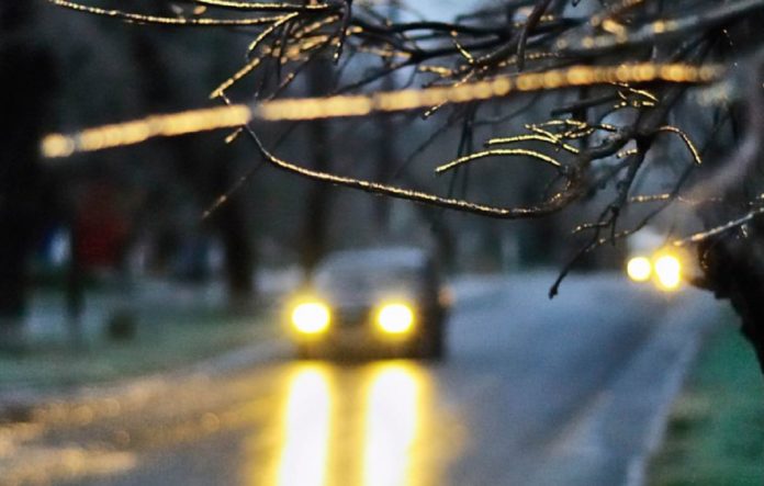 Відсьогодні водії автомобілів мають їздити з увімкненими фарами Відсьогодні водії автомобілів мають їздити з увімкненими фарами