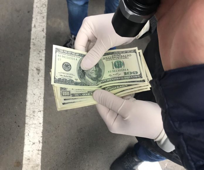На Львівщині інспекторів податкової служби викрили на хабарі 700 доларів На Львівщині інспекторів податкової служби викрили на хабарі 700 доларів