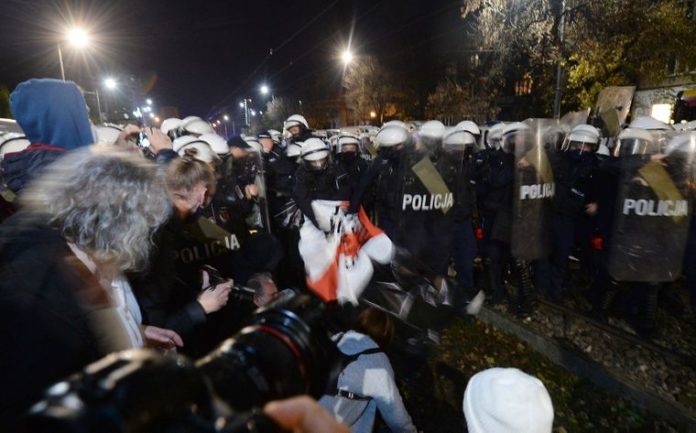 У Польщі сотні людей вийшли на протест через заборону абортів, декількох затримали У Польщі сотні людей вийшли на протест через заборону абортів, декількох затримали