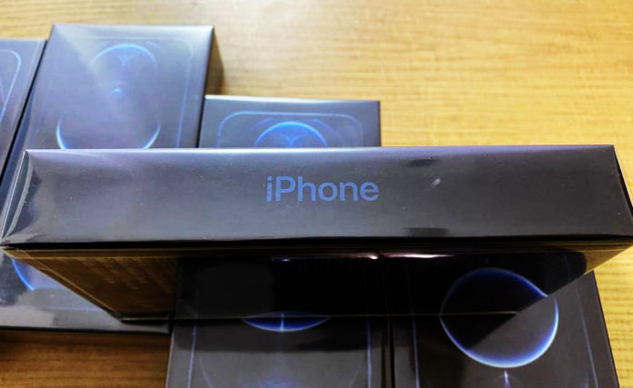 Прикордонники затримали німця з контрабандними iPhone 12 на 350 тисяч Прикордонники затримали німця з контрабандними iPhone 12 на 350 тисяч