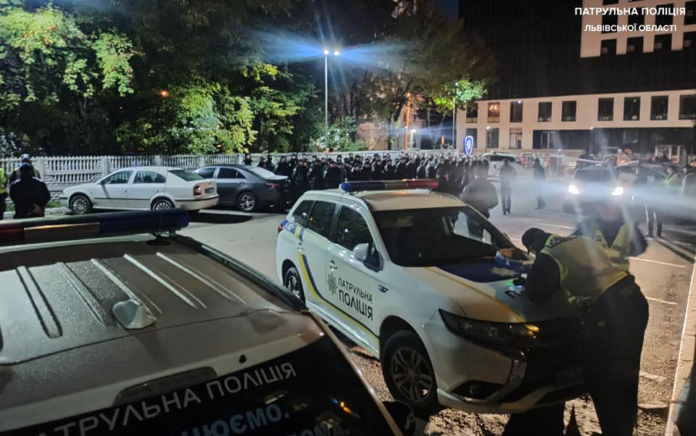 Патрульні поліцейські охоронятимуть 300 виборчих дільниць на Львівщині Патрульні поліцейські охоронятимуть 300 виборчих дільниць на Львівщині