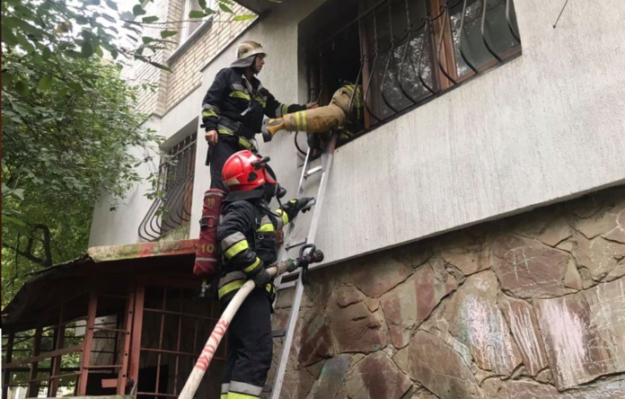У Львові під час пожежі ДСНСники врятували двох людей У Львові під час пожежі ДСНСники врятували двох людей