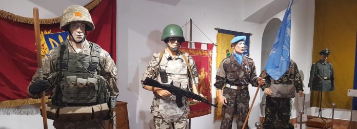 У львівському Будинку Офіцерів відкрили виставку військового одягу та зброї У львівському Будинку Офіцерів відкрили виставку військового одягу та зброї