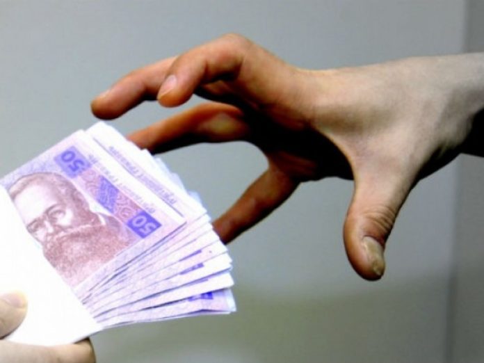 Пенсіонерка віддала 16,5 тисяч доларів шахрайці, яка обіцяла врятувати її сина від смерті Пенсіонерка віддала 16,5 тисяч доларів шахрайці, яка обіцяла врятувати її сина від смерті